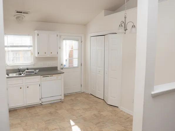 2 bed, 2.0 bath, 948 sqft, $1,100, 1001 Masters Ln #A, Greenville, NC 27834