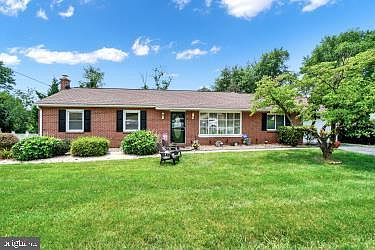 2nd image of 16 Essex Circle Dr