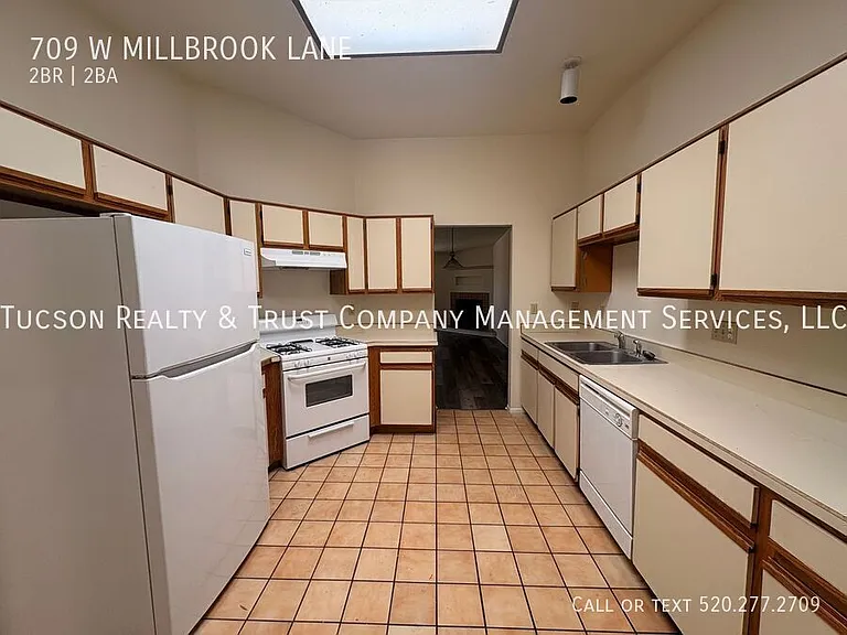 709 W Millbrook Ln — Photo 5