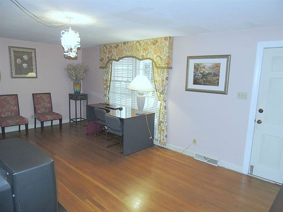 3rd image of 842 7th St SE