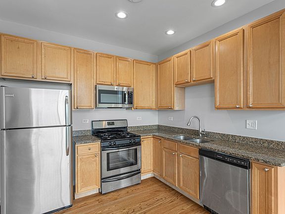 5th image of 2451 W Howard St #503