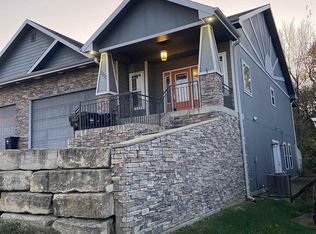 1113 SW Red Oaks Ct, Topeka, KS 66615