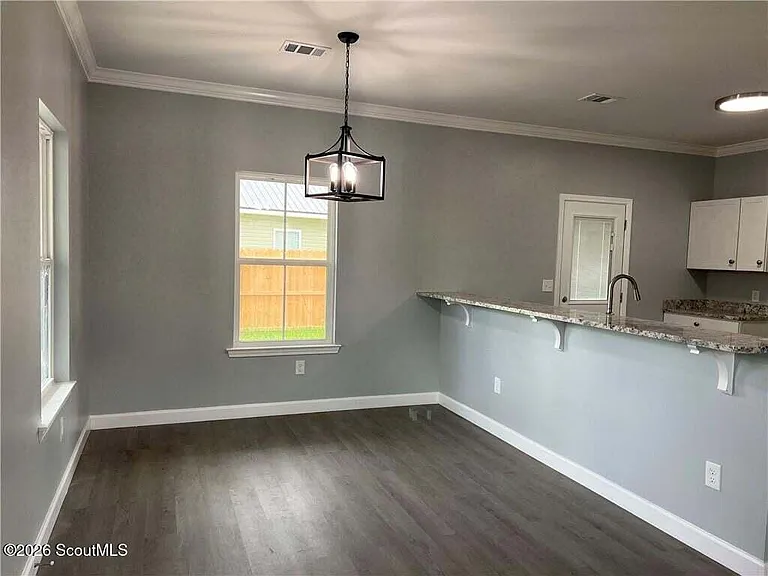 909 E 3rd St — Photo 6