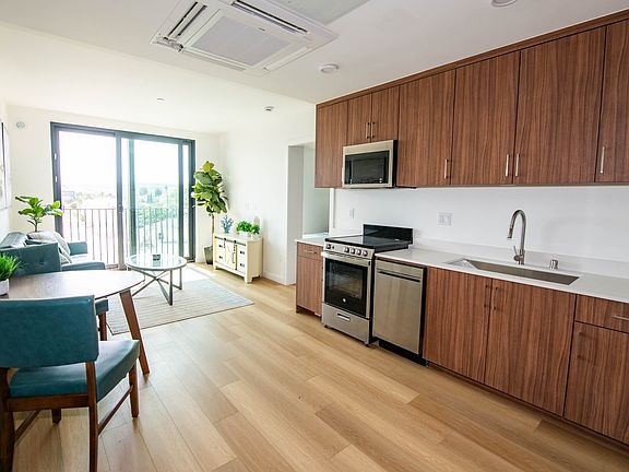 3rd image of 2853 West Blvd #504