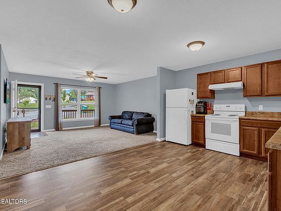 5th image of 46 Fuller Ct
