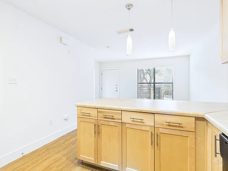 711 W 32nd St — Photo 11