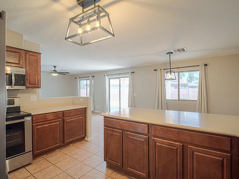305 W Settlers Trl — Photo 12
