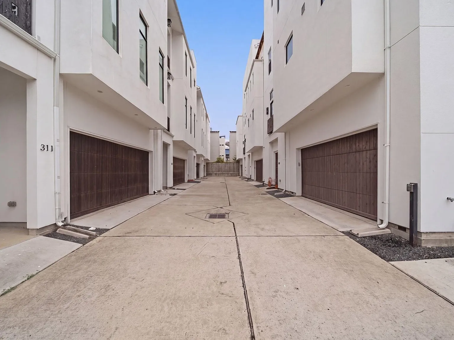 3 bed, 3.5 bath, 3120 sqft, $4,500 — Photo 3