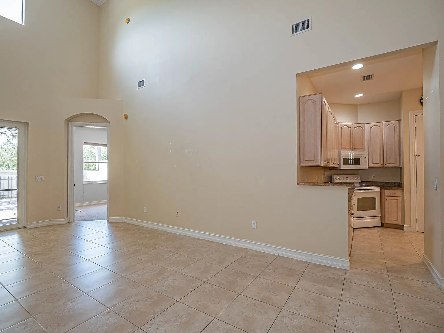 2 bed, 1921 sqft, $2,700 — Photo 1