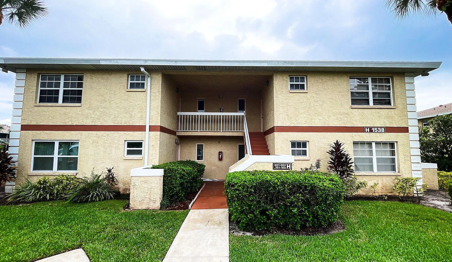 2 bed, 782 sqft, $1,975 — Photo 1