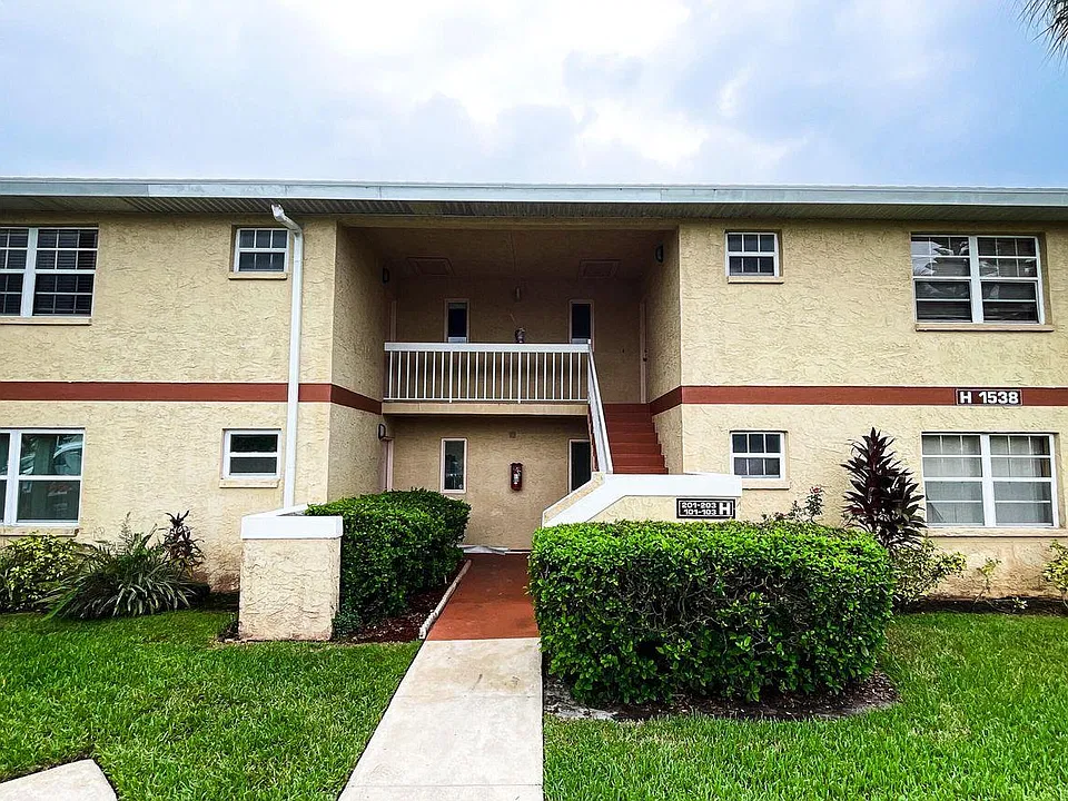 1538 SE Royal Green Cir #103