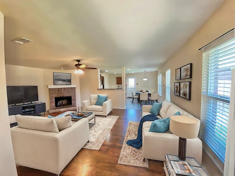 1921 Nightingale Dr — Photo 2