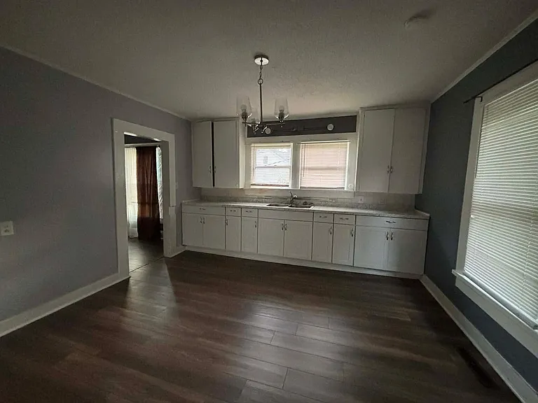 209 E Parker St — Photo 6