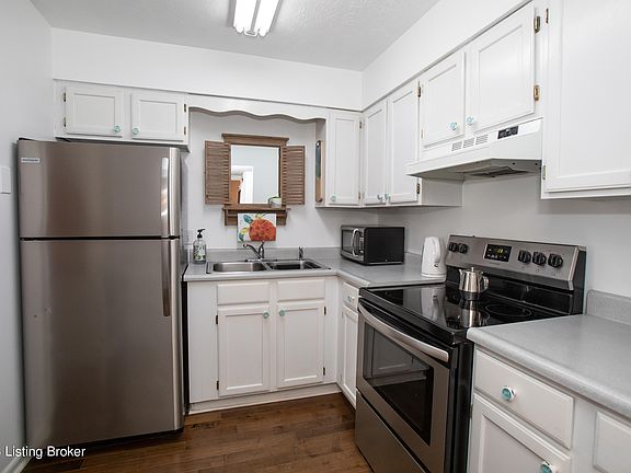 5th image of 1935 Gardiner Ln APT B26