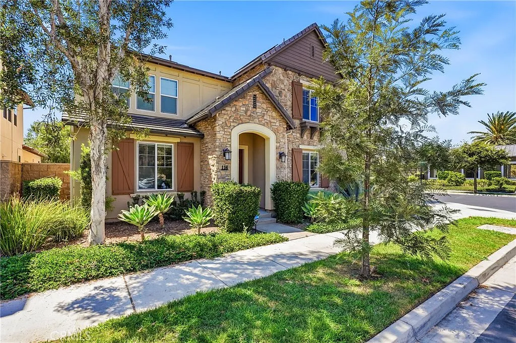 5 bed, 3769 sqft, $11,500 — Photo 2