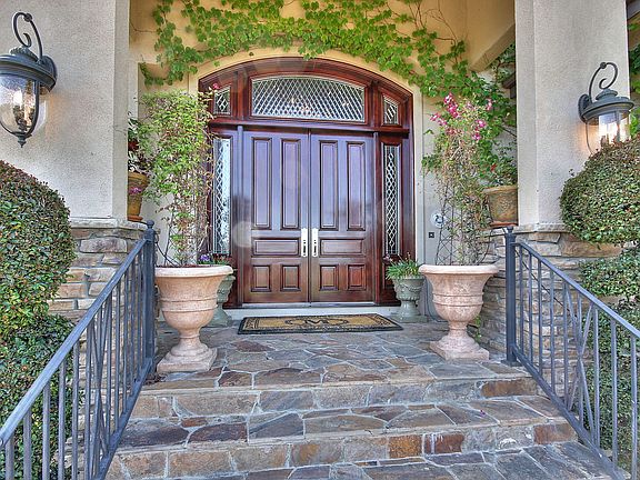 3rd image of 893 Vista Del Roble Pl