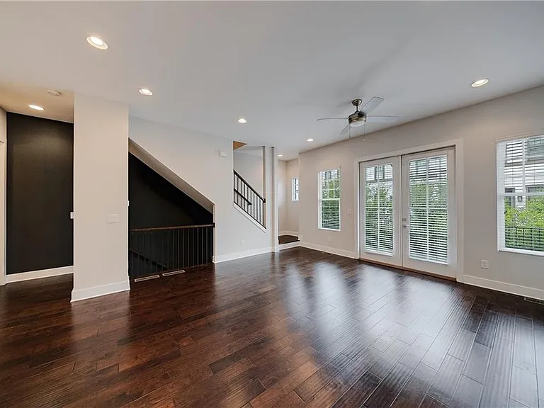 733 Taylor Ct NE — Photo 8