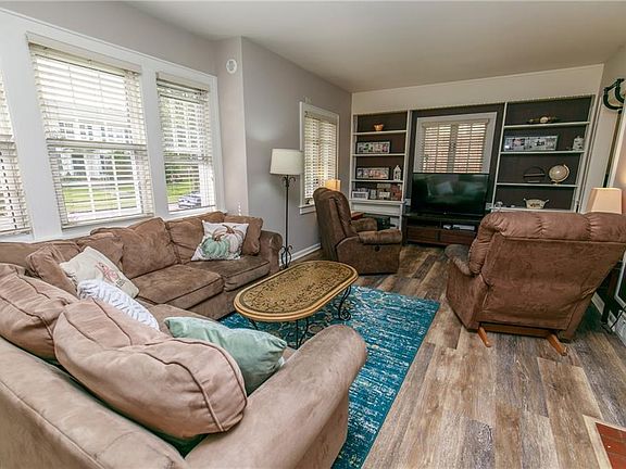 3rd image of 203 Crescent Dr