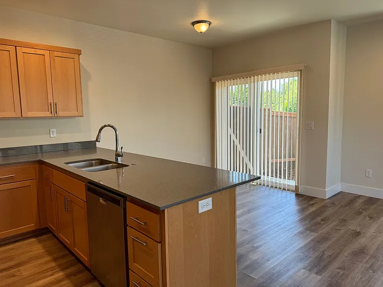 2521 Justine Ln — Photo 9