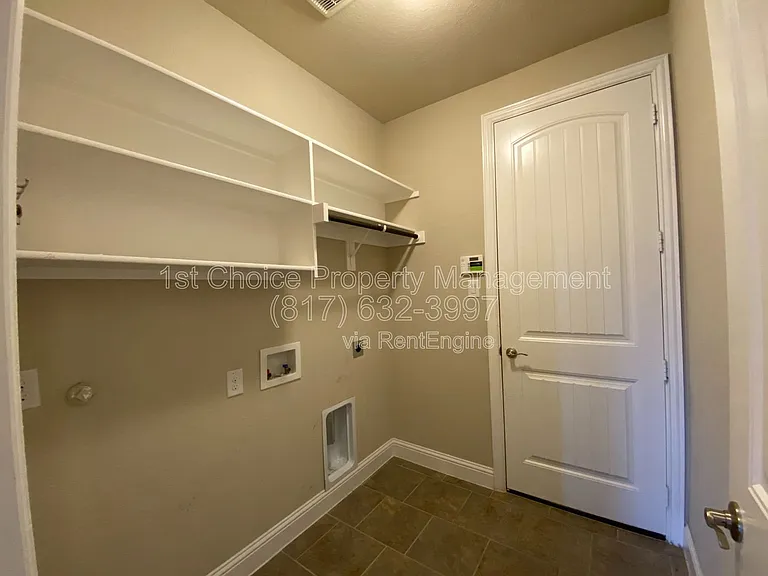 927 Bentley Dr — Photo 17