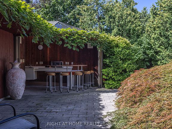 4th image of 428 Russell Hill Rd