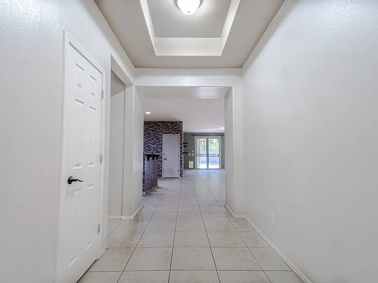 18433 W Sunnyslope Ln — Photo 4