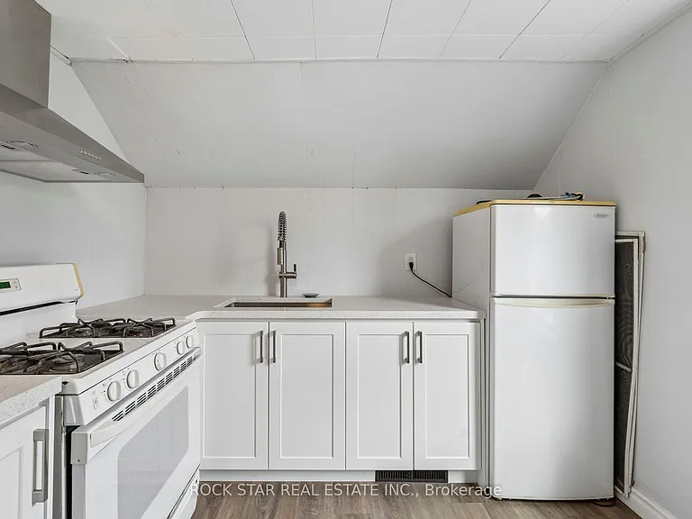 26 Albina St #UPPER — Photo 11