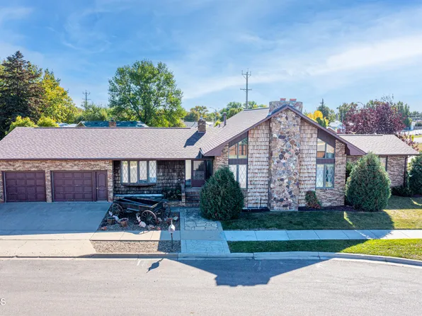 1804 Crest St, Williston, ND 58801
