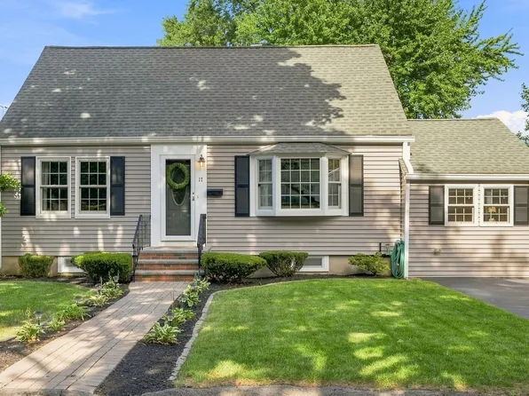 17 Greenwood Rd, Peabody, MA 01960