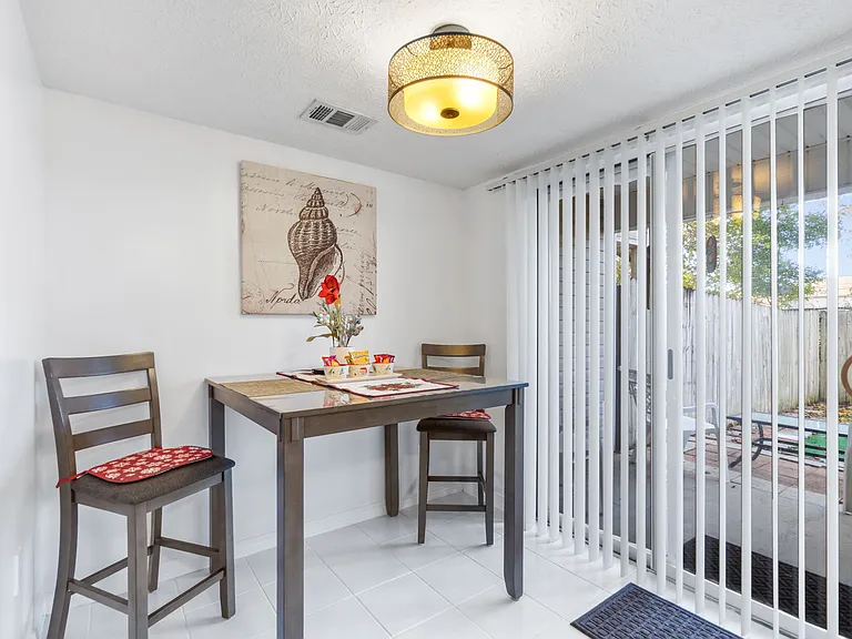 9 Chatelaine Cir SE — Photo 5