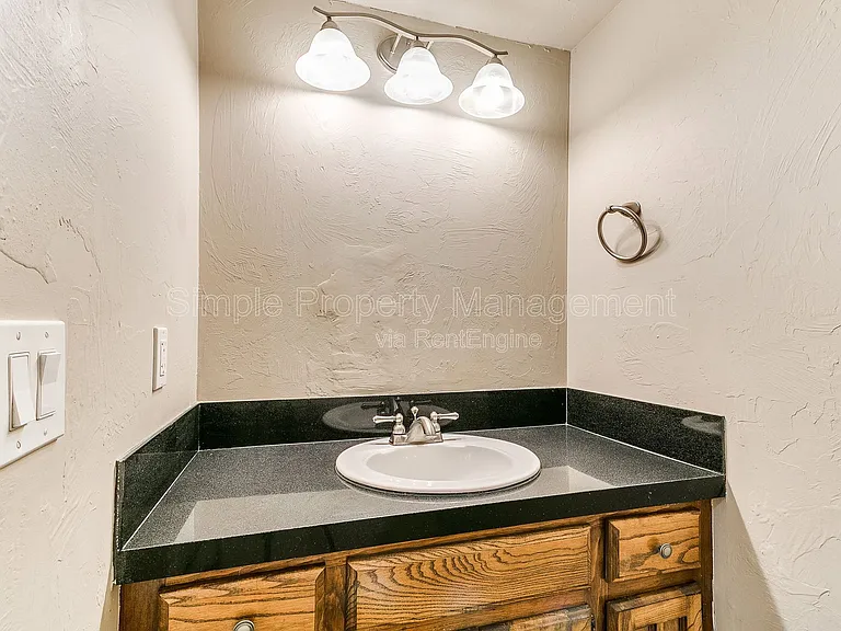 10607 N Macarthur Blvd — Photo 4