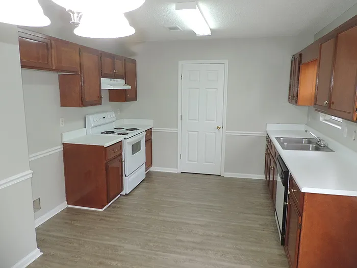 3881 Crest Dr — Photo 11