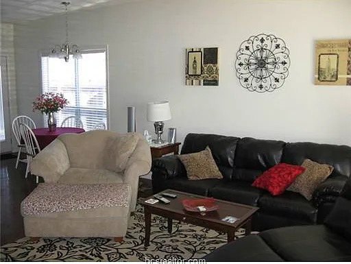 4 bed, 2.5 bath, 1669 sqft, $1,975 — Photo 2