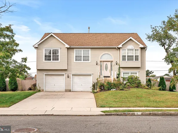 8 Thorn Briar Ln, Burlington, NJ 08016