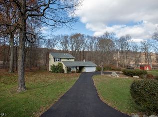 11 Manu Trl, Andover, NJ 07821