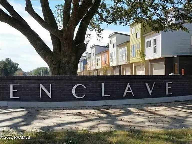 Highland Oaks Ln — Photo 2