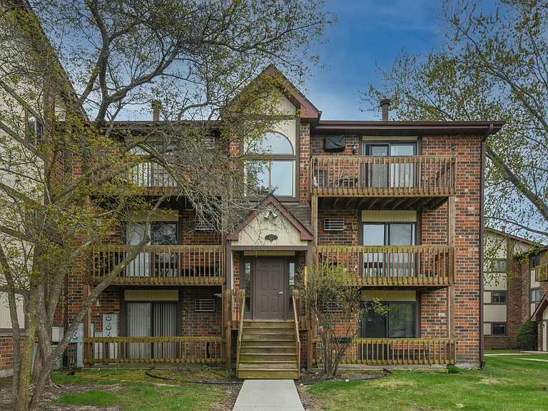 425 Berkshire Dr #16 — Photo 1