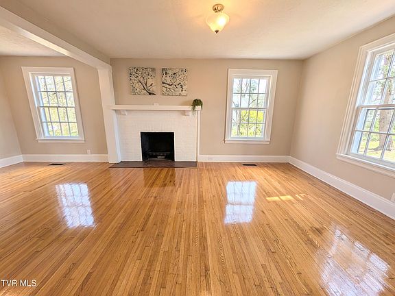 5th image of 1027 Columbia Rd