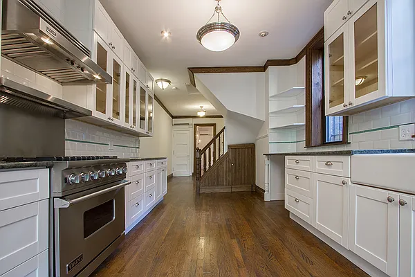 Rented by Dixon Advisory USA Inc. | media 127