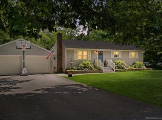 28 Damon Heights Rd E, Niantic, CT 06357