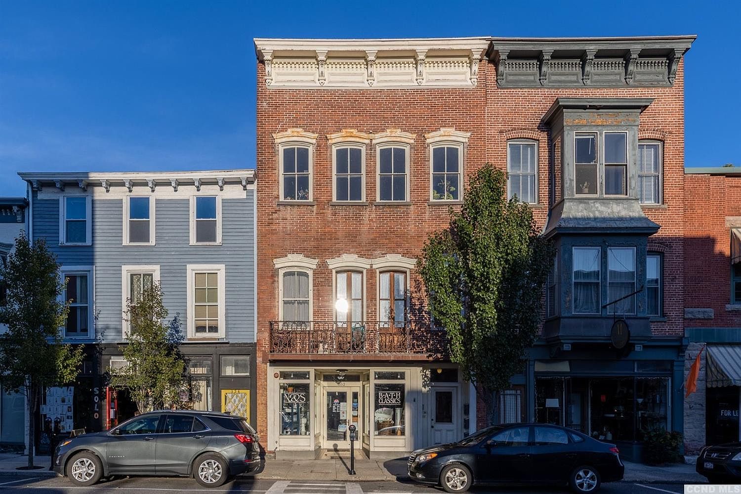 352 Main St