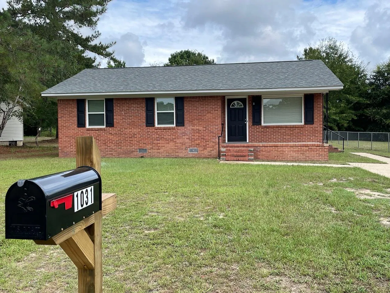 3 bed, 975 sqft, $1,200 — Photo 1