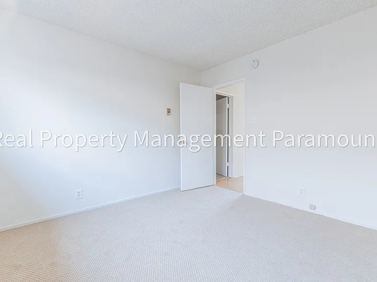 540 W Queen Street — Photo 26