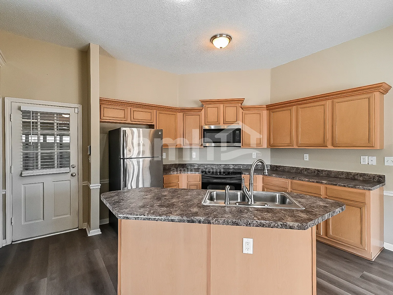 3 bed, 2.0 bath, 2033 sqft, $2,235 — Photo 4