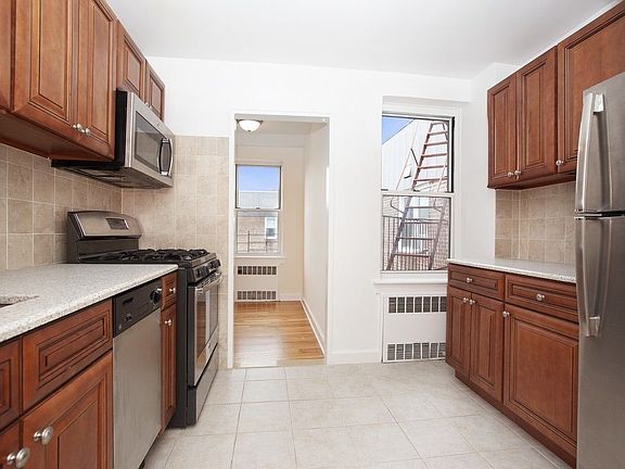 3rd image of 6515 Yellowstone Blvd APT 6A
