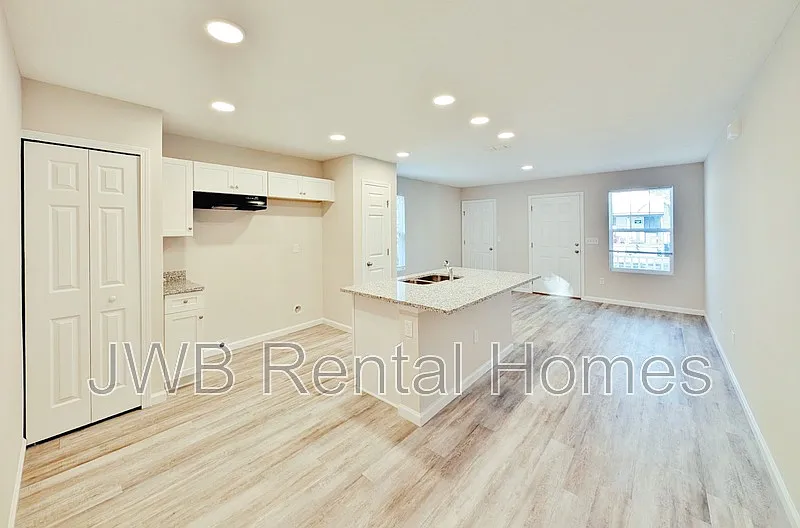 Eastside — Photo 3
