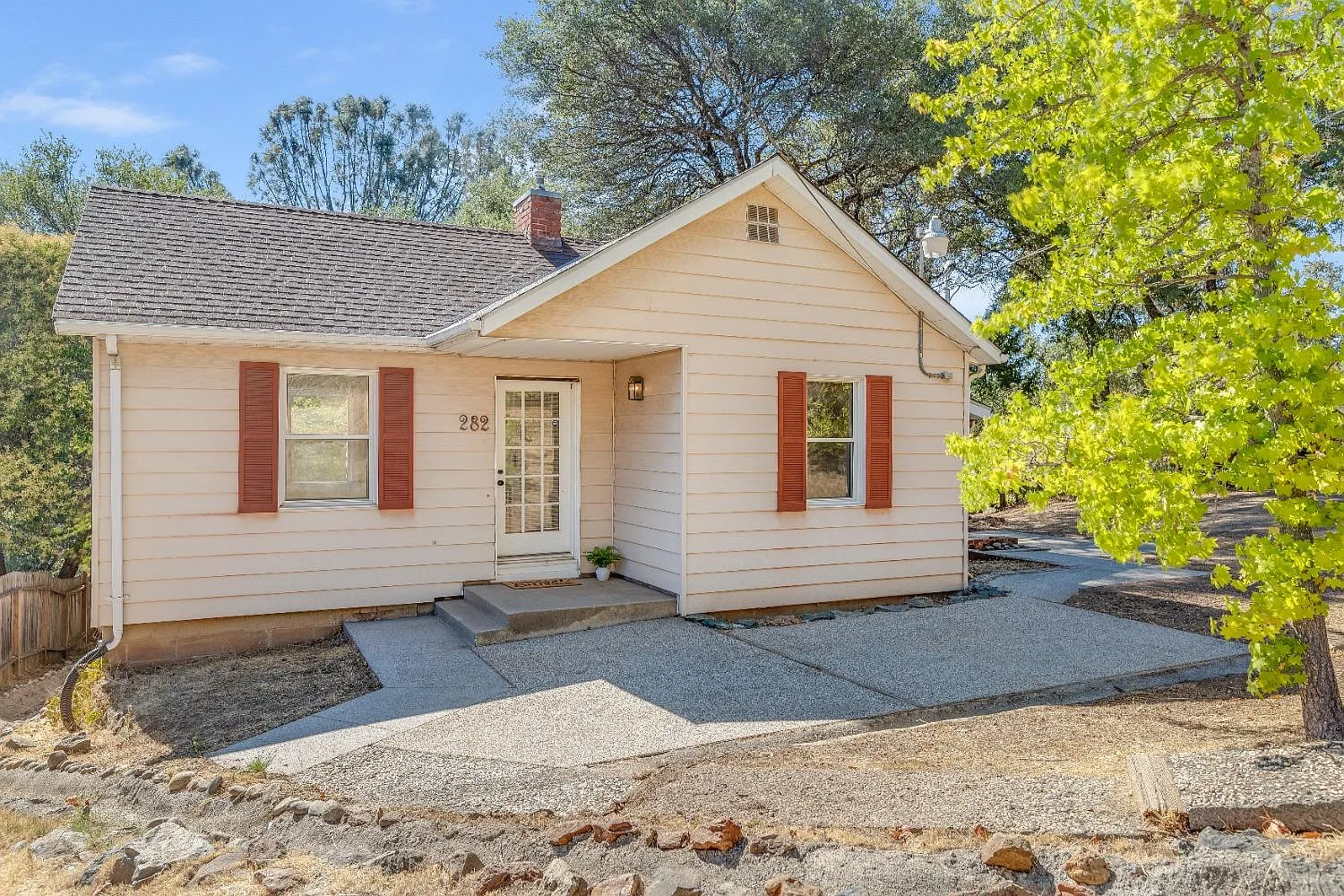 282 Daniels Dr photo 1