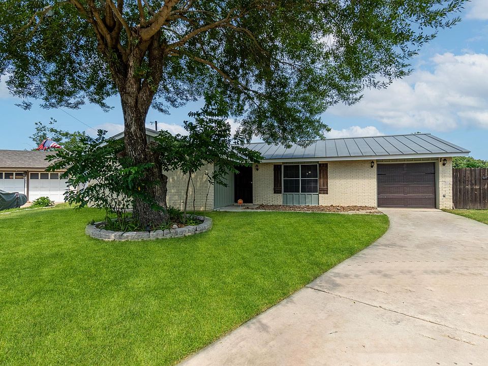 1st image of 127 Meadow Path Dr