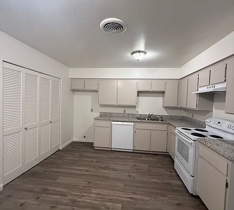 2nd image of 3900 Panama Ln #E