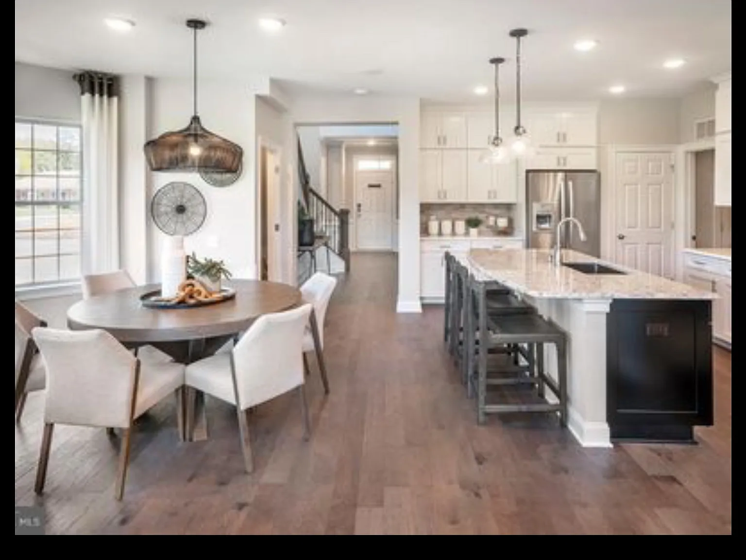 3 bed, 2.5 bath, 3700 sqft, $1,200 — Photo 3